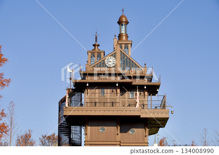 秋日的吉卜力公園：電梯塔被秋葉環繞（晨光） 134008990