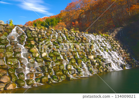 Autumn scenery of water flowing through the stone dam of Lake Choro and autumn leaves Autumn scenery of water flowing through the stone dam of Lake Choro and autumn leaves 134009021