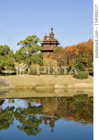 吉卜力公園的電梯塔倒映在水面上，秋葉繽紛，景色宜人。 134009117