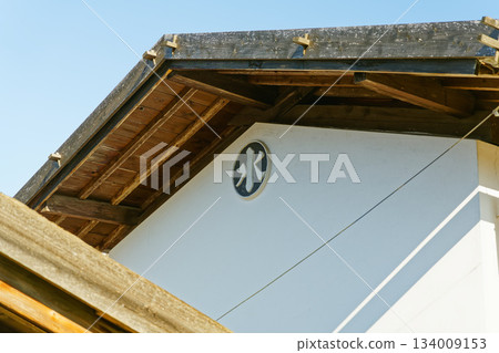 在妻籠宿一間倉庫的白牆上,繪著一個圓形的「水」字標誌,與藍天交相輝映。 在妻籠宿一間倉庫的白牆上,繪著一個圓形的「水」字標誌,與藍天交相輝映。 134009153