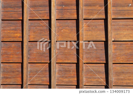 由傳統木屋的木板牆和垂直格柵構成的木紋紋理背景 134009173