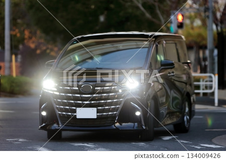 豪華黑色小型貨車的圖像 豪華黑色小型貨車的圖像 134009426