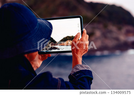 Gently capture memories of the sea. Gently capture memories of the sea. 134009575