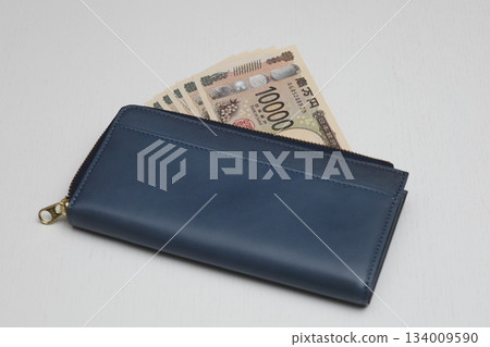 藍色錢包和10000日元鈔票 134009590