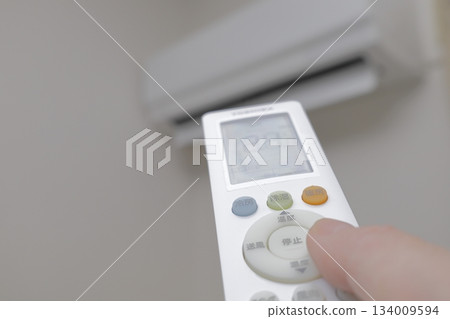 用遙控器控制空調 用遙控器控制空調 134009594