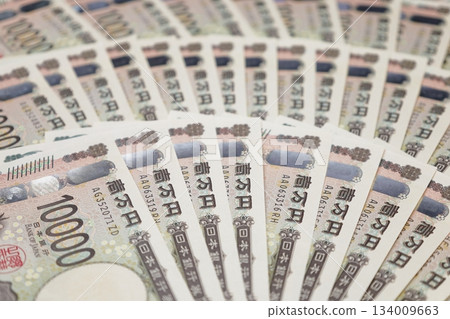 擺成扇形的10000日元紙幣2 134009663
