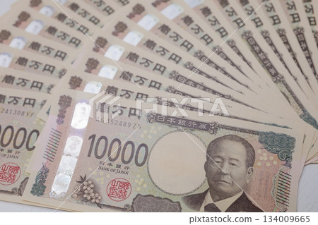 3張紙面值10000日圓的紙幣擺成扇形 3張紙面值10000日圓的紙幣擺成扇形 134009665