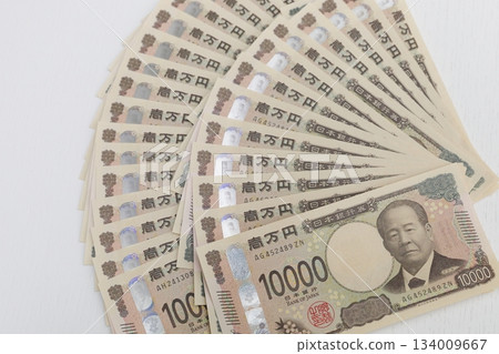 5張面額10000日圓的紙幣呈扇形排列 5張面額10000日圓的紙幣呈扇形排列 134009667