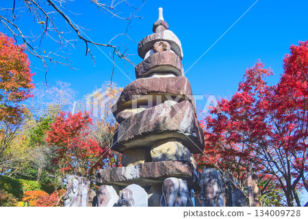 Shomyoji Temple's five-story stone pagoda and the grounds bathed in autumn leaves Shomyoji Temple's five-story stone pagoda and the grounds bathed in autumn leaves 134009728