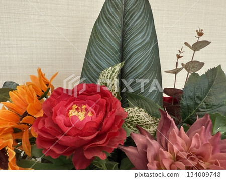 新年風格的人造紅色花束 134009748