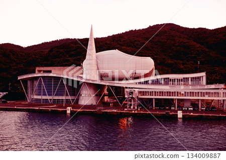 黃昏時分，回到寧靜的海灣。 134009887