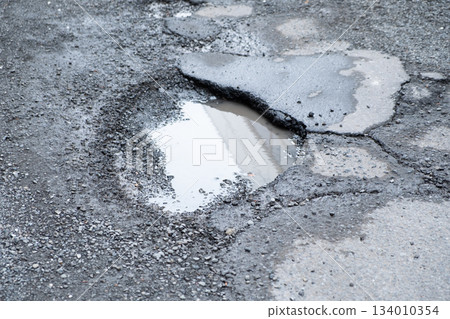 需要維修的瀝青路面（基礎設施圖片） 134010354