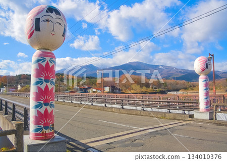 從木芥子橋上可以遠眺藏王山脈和戶賀田溫泉的秋景 134010376