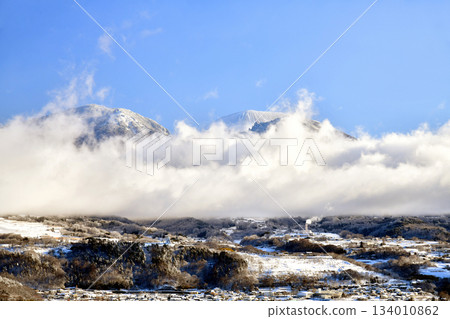 View of the Asama Mountain Range/Mt. Asama and Mt. Kurofu from the Komoro City side (Komoro City, Nagano Prefecture) [February 2023] 134010862