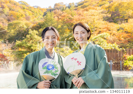 中年婦女遊覽溫泉圖片 134011119
