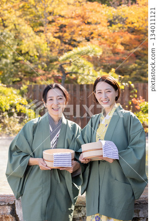 中年婦女遊覽溫泉圖片 134011121