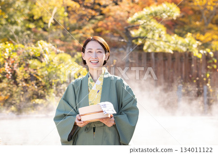 中年婦女遊覽溫泉圖片 134011122