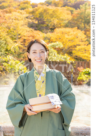 中年婦女遊覽溫泉圖片 134011125