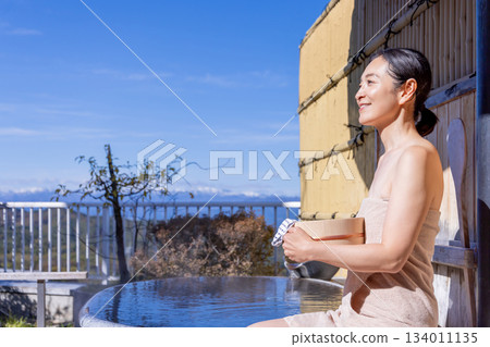 Open-air bath, middle-aged woman, bathing, inn, hot spring image Open-air bath, middle-aged woman, bathing, inn, hot spring image 134011135