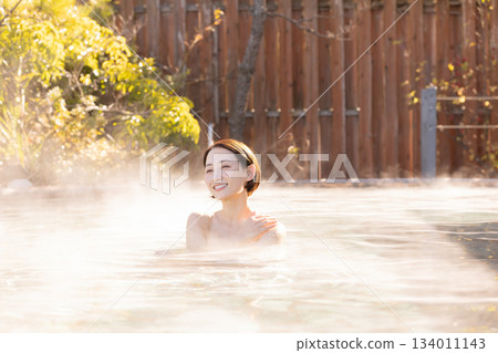 Open-air bath, middle-aged woman, bathing, inn, hot spring image 134011143