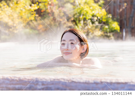Open-air bath, middle-aged woman, bathing, inn, hot spring image 134011144