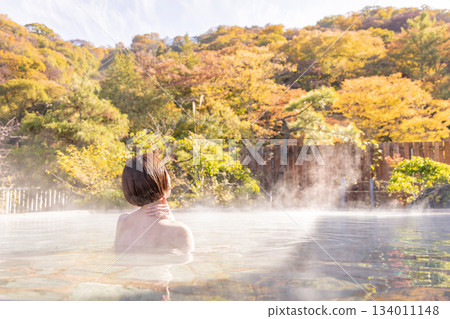 露天浴池，中年婦女，沐浴，旅館，溫泉圖片 134011148