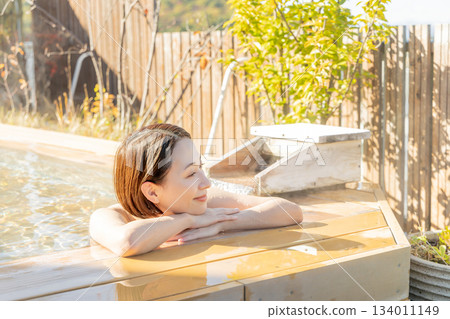 Open-air bath, middle-aged woman, bathing, inn, hot spring image Open-air bath, middle-aged woman, bathing, inn, hot spring image 134011149