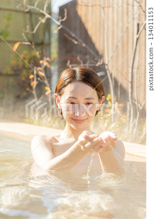 露天浴池，中年婦女，沐浴，旅館，溫泉圖片 134011153