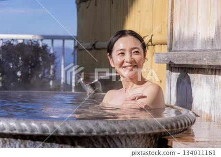 Open-air bath, middle-aged woman, bathing, inn, hot spring image Open-air bath, middle-aged woman, bathing, inn, hot spring image 134011161