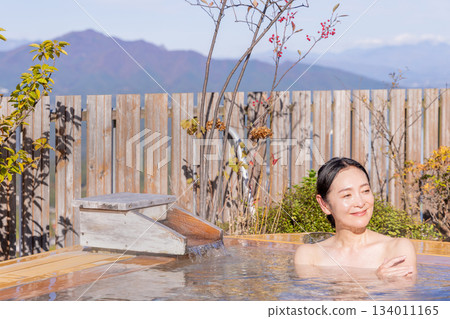 Open-air bath, middle-aged woman, bathing, inn, hot spring image 134011165