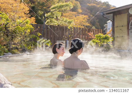 露天浴池，中年婦女，沐浴，旅館，溫泉圖片 134011167
