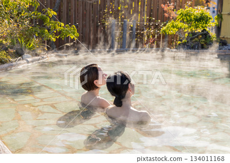 Open-air bath, middle-aged woman, bathing, inn, hot spring image 134011168