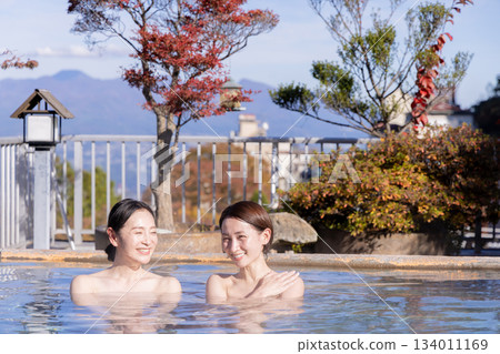 Open-air bath, middle-aged woman, bathing, inn, hot spring image 134011169
