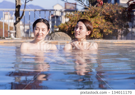 露天浴池,中年婦女,沐浴,旅館,溫泉圖片 露天浴池,中年婦女,沐浴,旅館,溫泉圖片 134011170