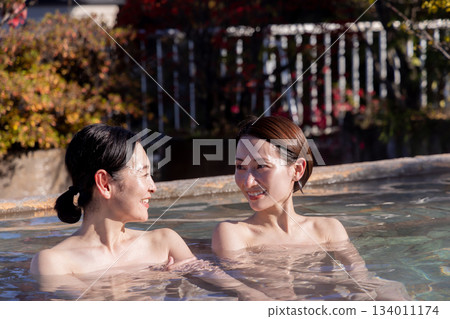 Open-air bath, middle-aged woman, bathing, inn, hot spring image Open-air bath, middle-aged woman, bathing, inn, hot spring image 134011174