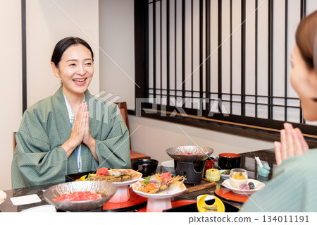 婦女的旅行溫泉旅館膳食場面 134011191