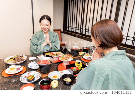 婦女的旅行溫泉旅館膳食場面 134011192