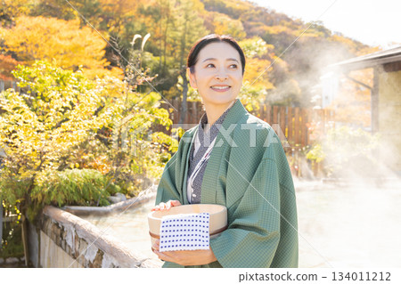 中年婦女遊覽溫泉圖片 134011212