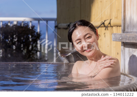 Open-air bath, middle-aged woman, bathing, inn, hot spring image 134011222