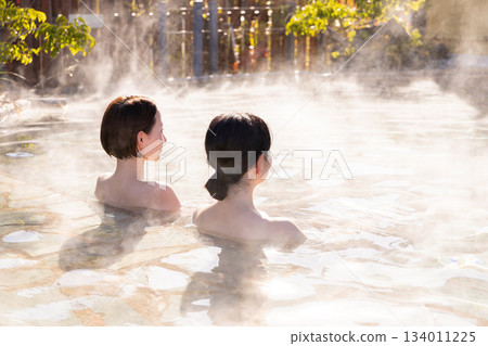 露天浴池,中年婦女,沐浴,旅館,溫泉圖片 露天浴池,中年婦女,沐浴,旅館,溫泉圖片 134011225