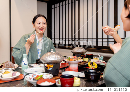 婦女的旅行溫泉旅館膳食場面 134011230