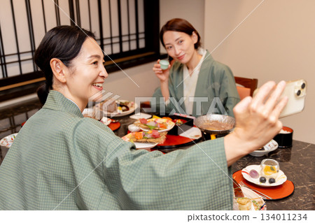 婦女的旅行溫泉旅館膳食場面 134011234