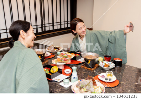 婦女的旅行溫泉旅館膳食場面 134011235