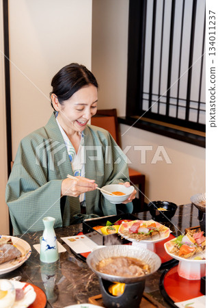 婦女的旅行溫泉旅館膳食場面 134011237
