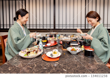 婦女的旅行溫泉旅館膳食場面 134011238
