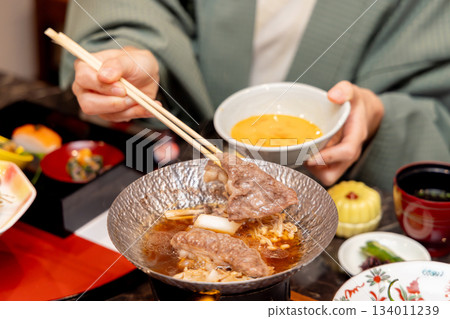 婦女的旅行溫泉旅館膳食場面 134011239