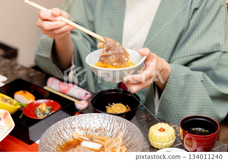 婦女的旅行溫泉旅館膳食場面 134011240