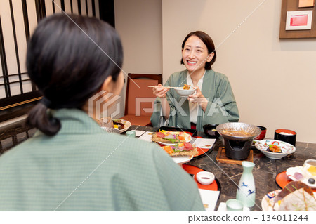 婦女的旅行溫泉旅館膳食場面 134011244