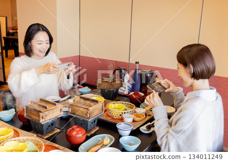 婦女的旅行溫泉旅館膳食場面 婦女的旅行溫泉旅館膳食場面 134011249