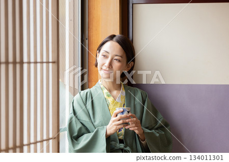 女性旅行,溫泉旅館,女子欣賞戶外風景 女性旅行,溫泉旅館,女子欣賞戶外風景 134011301